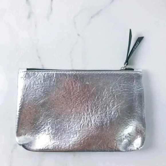 Ipsy - December 2019 - Silver Bag - Picture 1 of 1